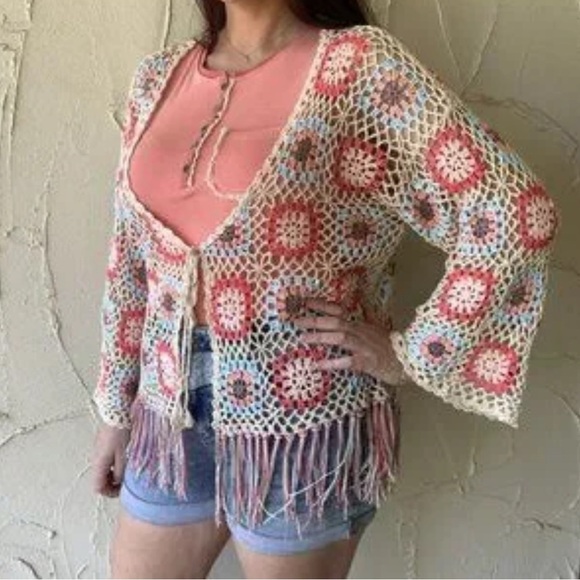 Crochet Shawl with granny square pattern and fringe with a tie closure. - Picture 5 of 8